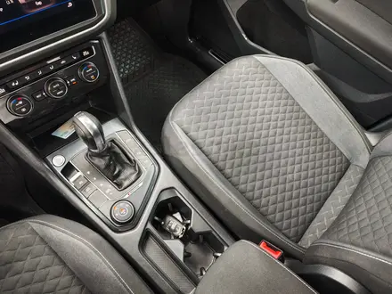 Volkswagen Tiguan 2018 года за 10 200 000 тг. в Атырау – фото 15