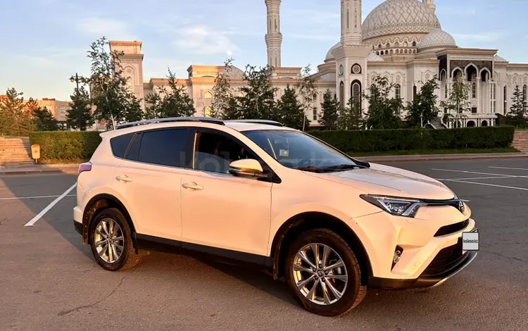 Toyota RAV4 2017 годаfor13 500 000 тг. в Астана