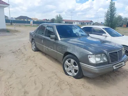 Mercedes-Benz E 220 1993 года за 3 200 000 тг. в Сарыагаш – фото 2