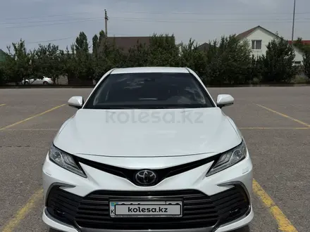 Toyota Camry 2022 года за 15 200 000 тг. в Алматы – фото 2