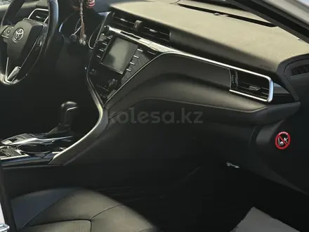 Toyota Camry 2020 года за 13 850 000 тг. в Павлодар – фото 16