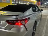 Toyota Camry 2021 года за 13 000 000 тг. в Актобе – фото 4