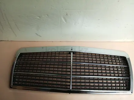 Решетка радиатора комплект на Мерседес 210 (95-98) за 17 500 тг. в Алматы – фото 2