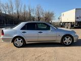 Mercedes-Benz C 180 1998 года за 3 000 000 тг. в Караганда – фото 2