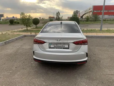 Hyundai Accent 2021 года за 7 400 000 тг. в Караганда – фото 2