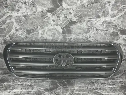 Решетка радиатора Toyota LC 200 Original за 10 000 тг. в Алматы