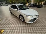 Toyota Camry 2019 года за 14 100 000 тг. в Шымкент – фото 2