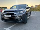 Toyota Highlander 2018 года за 16 650 000 тг. в Атырау – фото 2