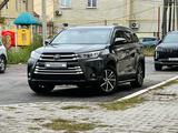 Toyota Highlander 2018 года за 16 650 000 тг. в Атырау