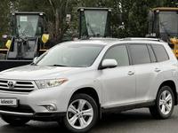 Toyota Highlander 2013 года за 14 100 000 тг. в Семей