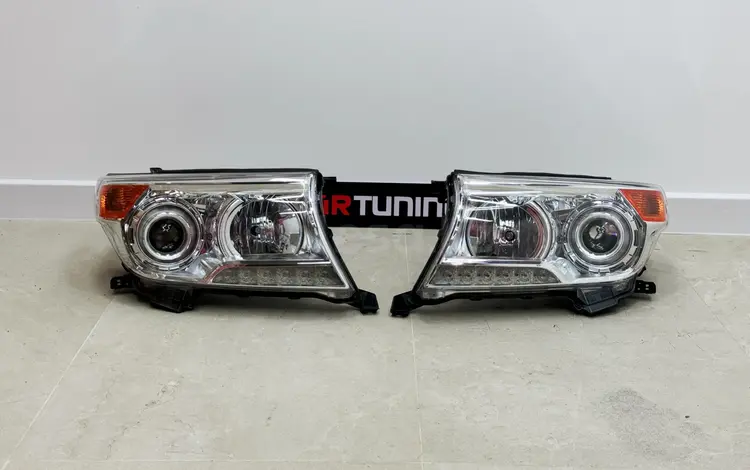 Передние фары б/у оригинал Toyota LC 200 за 240 000 тг. в Алматы