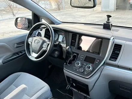 Toyota Sienna 2015 года за 14 650 000 тг. в Актау – фото 2