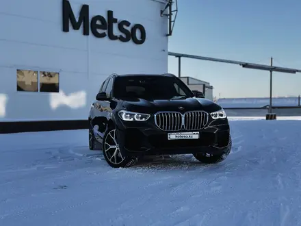 BMW X5 2021 года за 45 000 000 тг. в Караганда – фото 2