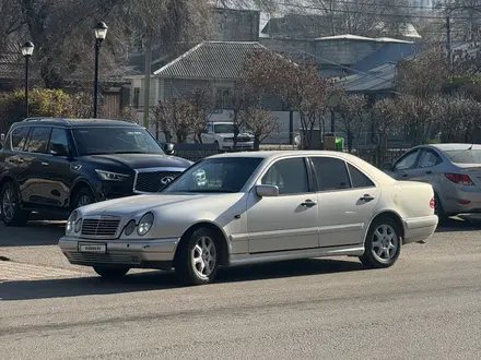 Mercedes-Benz E 320 1996 года за 2 800 000 тг. в Алматы