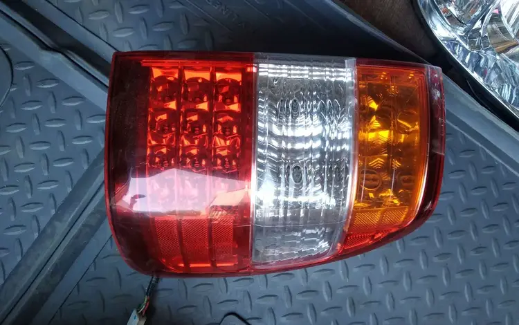 Задний фонарь на крышку багажника Toyota Land Cruiser 100 за 100 тг. в Алматы