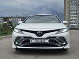 Toyota Camry 2020 года за 16 000 000 тг. в Усть-Каменогорск – фото 2