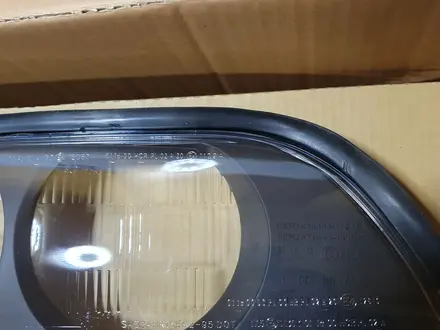 Стекло фары бмв 5 серии е39 дорестайлинг с белым поворотником за 75 000 тг. в Алматы – фото 3