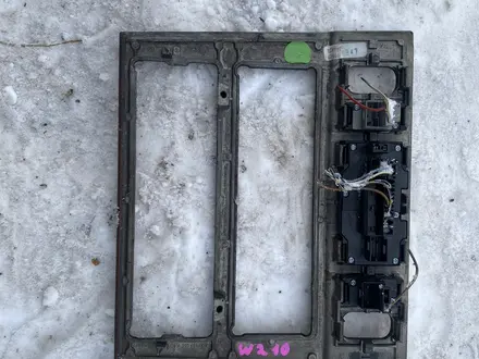 Рамка консоль магнитолы мерс 210 за 15 000 тг. в Астана – фото 2