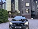 Toyota Camry 2018 года за 14 000 000 тг. в Алматы – фото 2