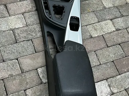Центральная консоль подлокотник f30 за 35 000 тг. в Караганда