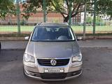 Volkswagen Touran 2010 годаүшін5 200 000 тг. в Астана