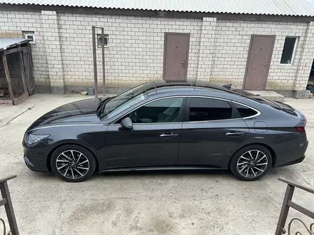 Hyundai Sonata 2020 года за 14 000 000 тг. в Атырау – фото 2