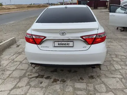 Toyota Camry 2016 года за 6 400 000 тг. в Кульсары – фото 2