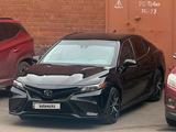 Toyota Camry 2023 года за 12 800 000 тг. в Астана – фото 2