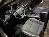 Toyota Camry 2015 года за 6 000 000 тг. в Жанаозен – фото 2