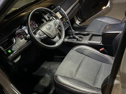 Toyota Camry 2015 года за 5 600 000 тг. в Жанаозен – фото 2