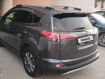 Toyota RAV4 2017 года за 9 900 000 тг. в Актау – фото 4