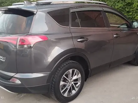 Toyota RAV4 2017 года за 9 900 000 тг. в Актау – фото 3