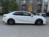 Toyota Camry 2021 годаүшін13 750 000 тг. в Астана – фото 4