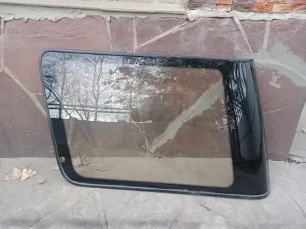 Стекло багажника, собачник, левое и правое. за 110 000 тг. в Алматы – фото 2