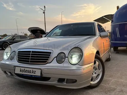 Mercedes-Benz E 320 2000 года за 4 800 000 тг. в Актау – фото 2