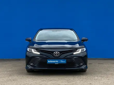 Toyota Camry 2018 года за 11 670 000 тг. в Алматы – фото 2