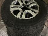 Диск шинами Land Cruiser за 80 000 тг. в Астана