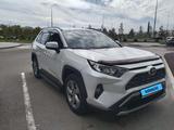 Toyota RAV4 2021 года за 16 800 000 тг. в Астана – фото 2