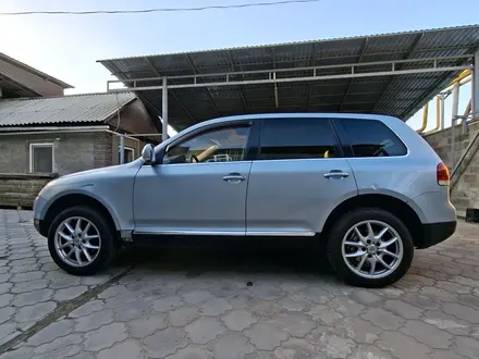 Volkswagen Touareg 2005 года за 4 300 000 тг. в Алматы – фото 4