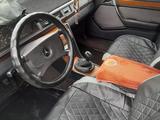 Mercedes-Benz E 200 1991 года за 850 000 тг. в Караганда – фото 3