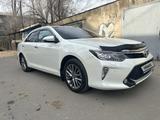 Toyota Camry 2017 года за 13 500 000 тг. в Алматы – фото 2