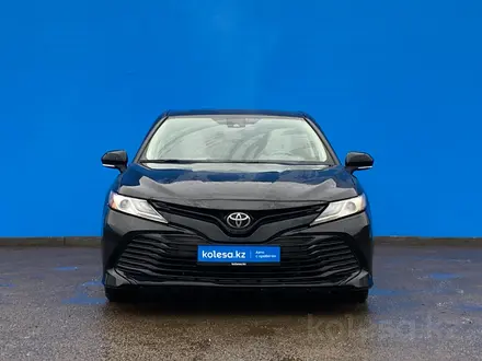 Toyota Camry 2019 года за 10 830 000 тг. в Алматы – фото 2