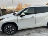 Toyota Highlander 2022 года за 23 500 000 тг. в Костанай – фото 2