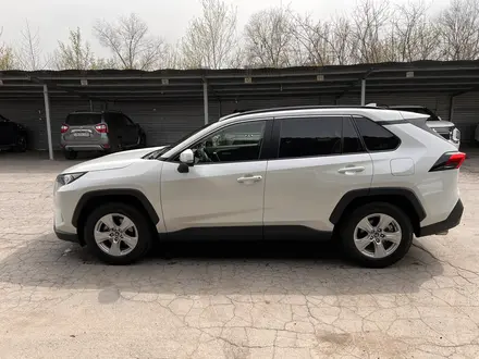 Toyota RAV4 2019 года за 15 350 000 тг. в Алматы – фото 3