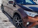 Toyota RAV4 2017 года за 13 500 000 тг. в Петропавловск – фото 2