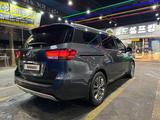 Kia Carnival 2017 года за 7 000 000 тг. в Уральск – фото 3