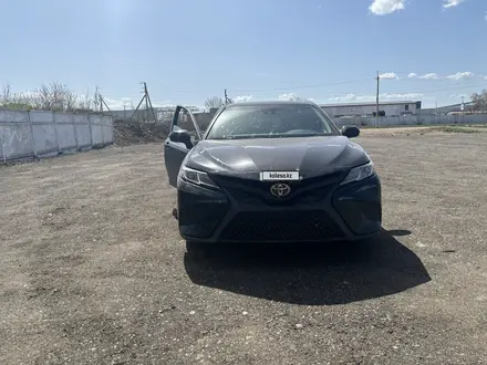 Toyota Camry 2018 года за 11 000 000 тг. в Астана – фото 2