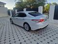 Toyota Camry 2019 года за 14 500 000 тг. в Жанаозен – фото 2