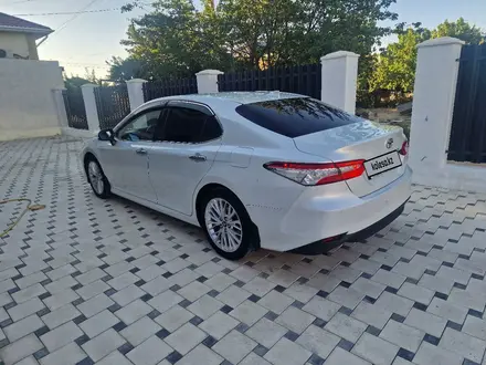 Toyota Camry 2019 года за 14 500 000 тг. в Жанаозен – фото 2