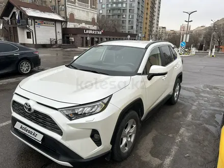 Toyota RAV4 2019 года за 14 700 000 тг. в Алматы – фото 2